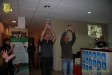 die Sieger zeigen Ihre Pokale den anderen Teilnehmern - Weihnachtsfeier beim queo mit Bürogolf Online am 18.12.2008
