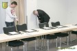 es gilt den Ball durch die Tisch- und Stuhlbeine zu putten - Sponsorenevent des HC Elbflorenz im NH Hotel Dreden mit Bürogolf Online