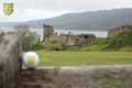 Bürogolf Online auf dem Urquhart Castle in Schottland