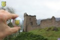 Bürogolf Online vor dem Uequhart Castle in Schottland