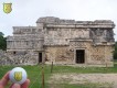 Bürogolf Online vor einer Kirche in Chichenitza in Mexico