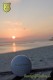 Bürogolf Online beim Sonnenuntergang am Strand auf den Malediven